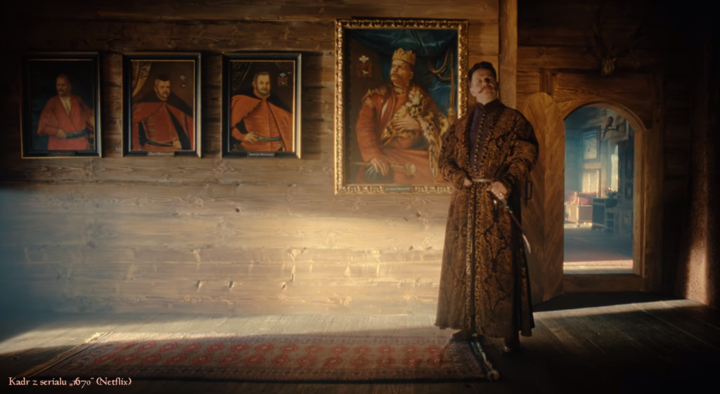 Kadr z serialu "1670" przedstawiający szlachcica w galerii obrazów.