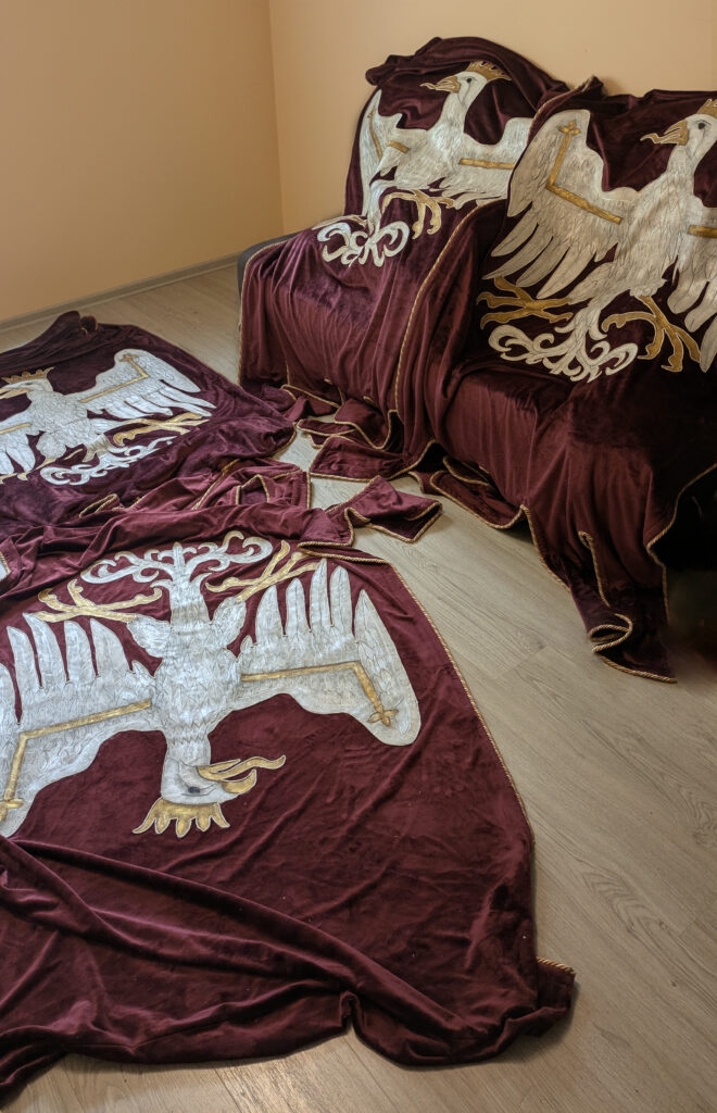 Orły na chorągwie - elementy scenografii reklamy firmy Blik